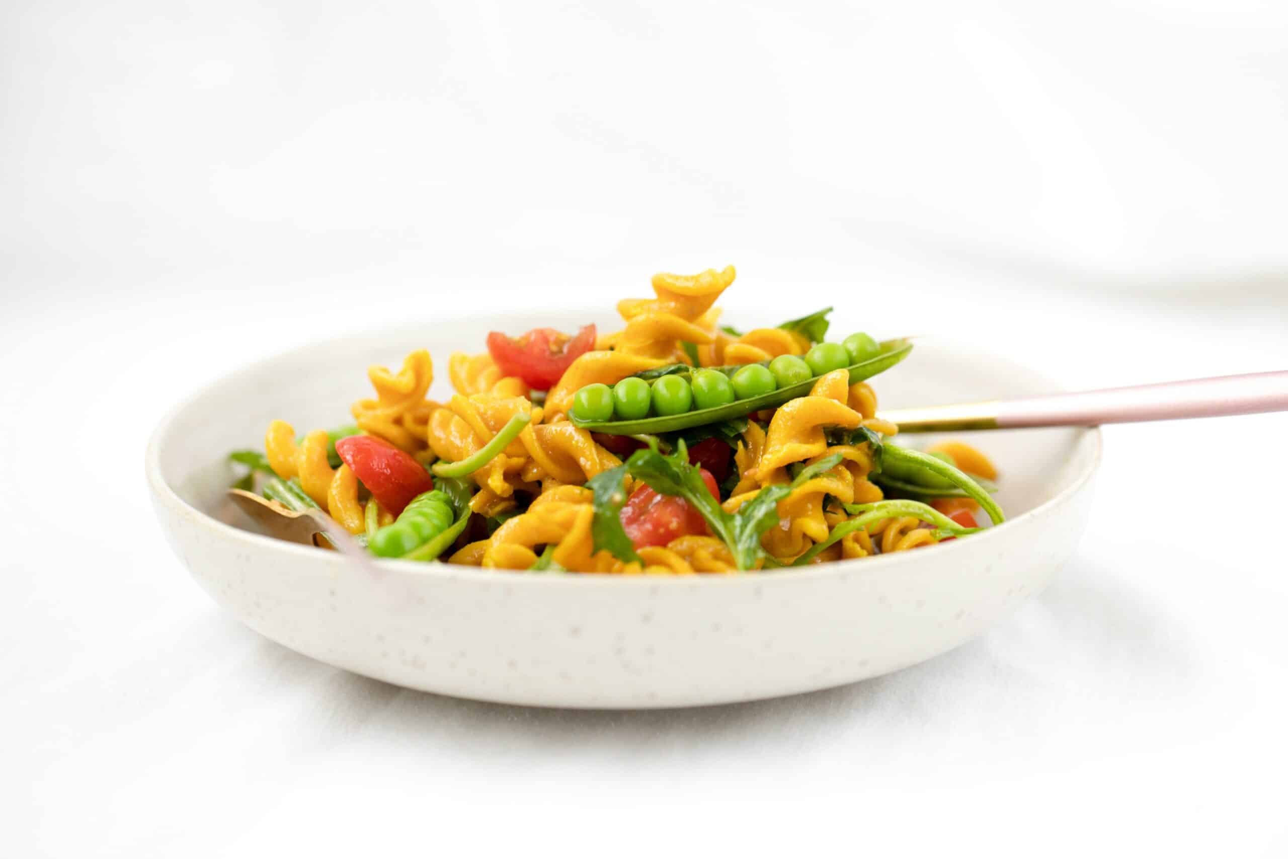 Pasta salad with fresh peas, tomatoes and herbs